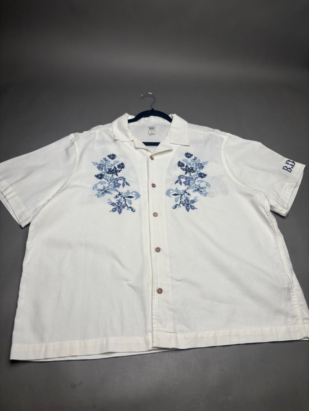 BDG Resort wear White Short-Sleeve Button-Down Shirt with Blue Floral Embroidery